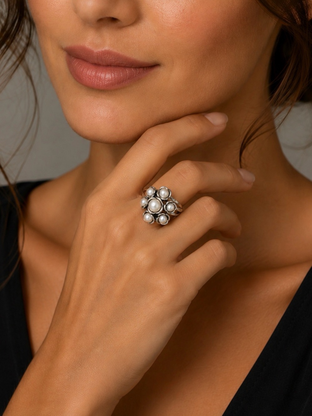 NIB PANDORA Ring New in Box White freshwater pearls
Size: 54/7